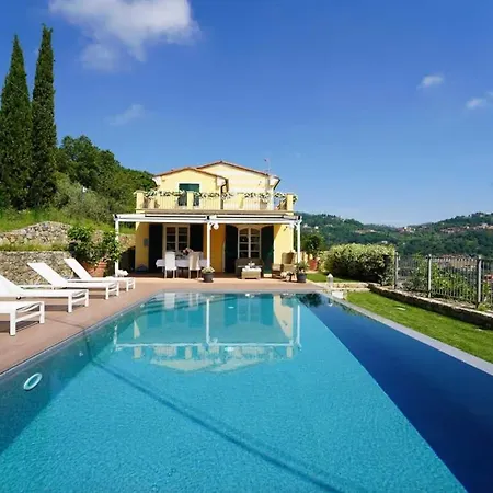 Villa Expansive Estate With Modern Stylish Ambiance *